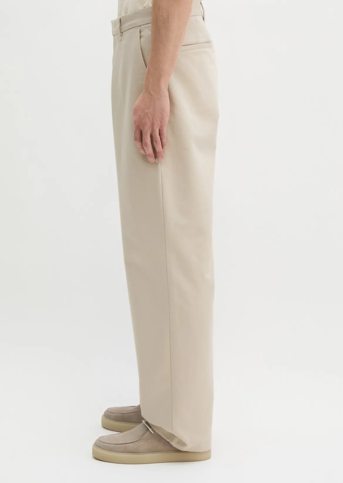Chino Model Mossbo wide aus elastischem Bio-Baumwollsatin