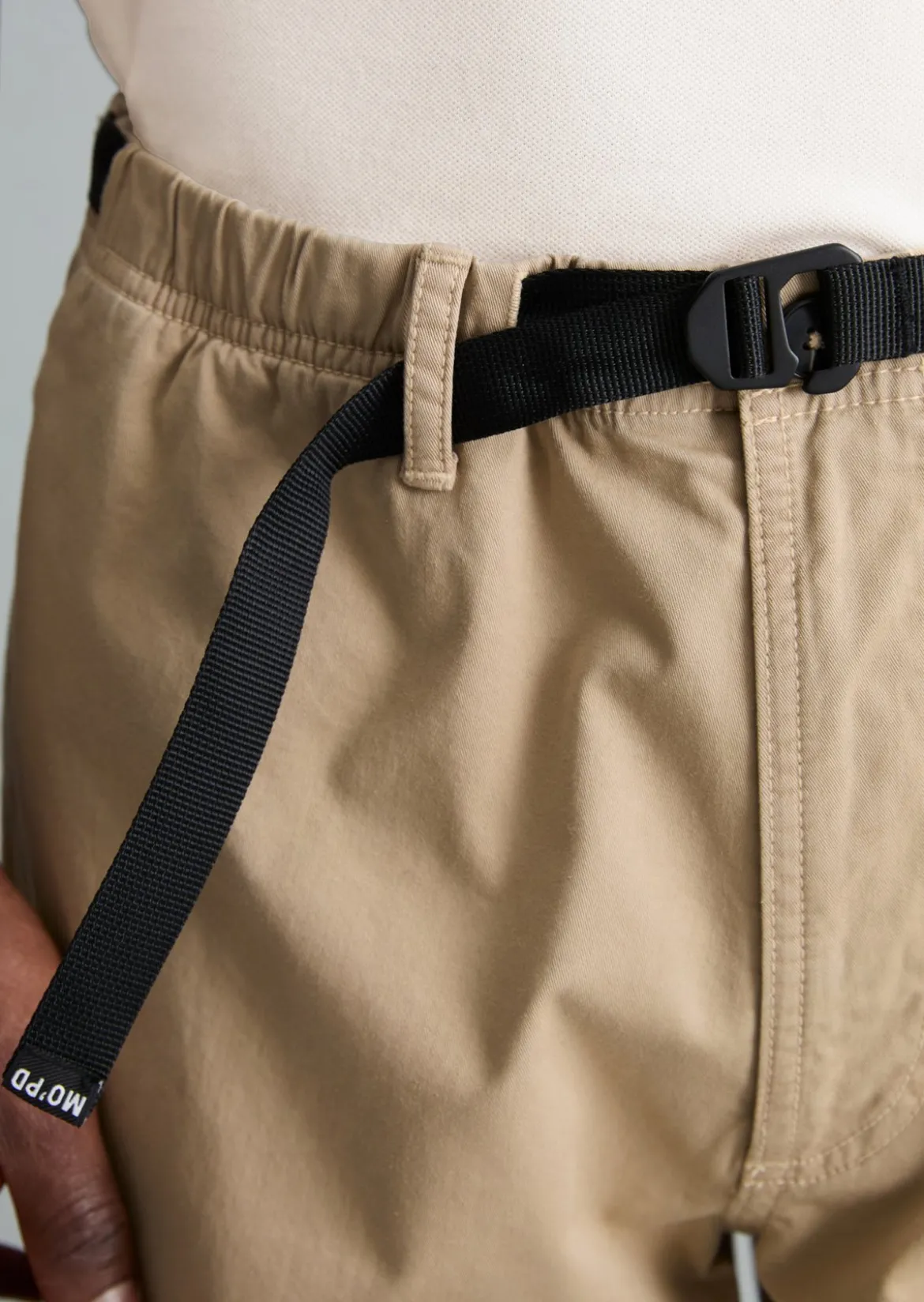 Chino Model Sune relaxed mit integriertem Gürtel