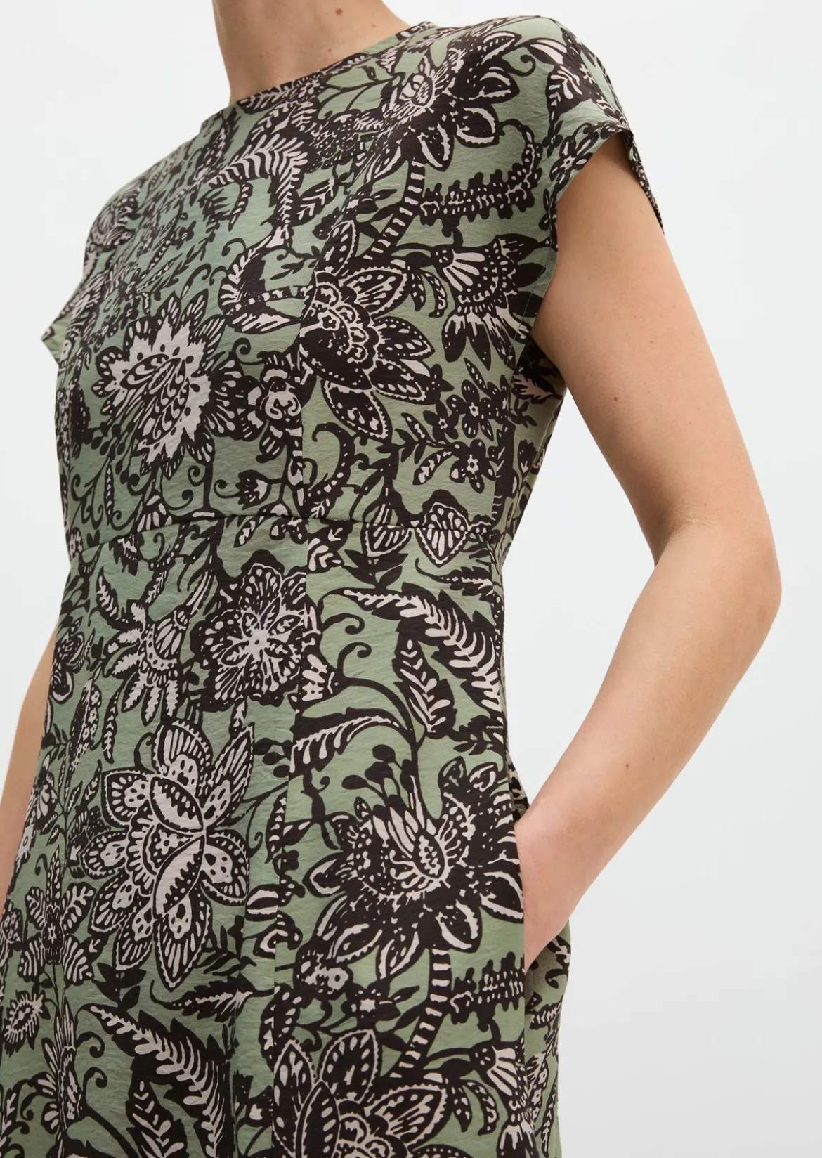 Crinkle-Kleid shaped aus bedrucktem Viskose-Mix