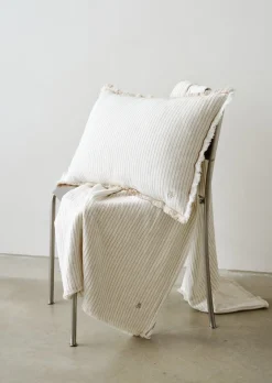 Dekokissen Model Fine Stripe aus Bio-Baumwolle und Leinen