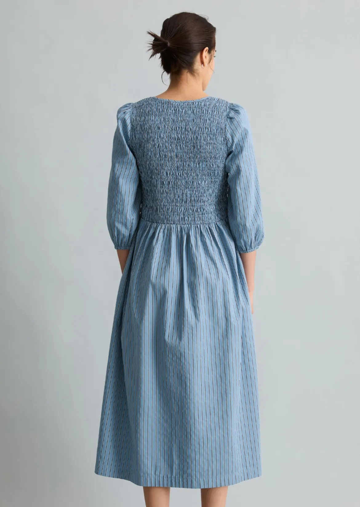 Gestreiftes Kleid mit gesmoktem Oberteil