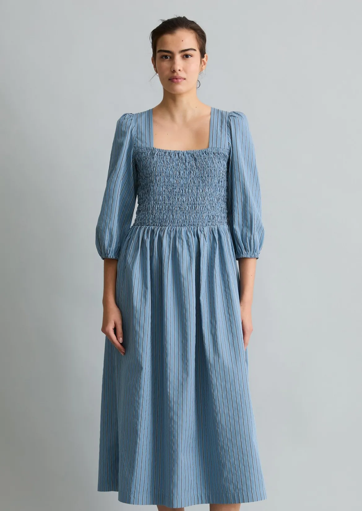 Gestreiftes Kleid mit gesmoktem Oberteil