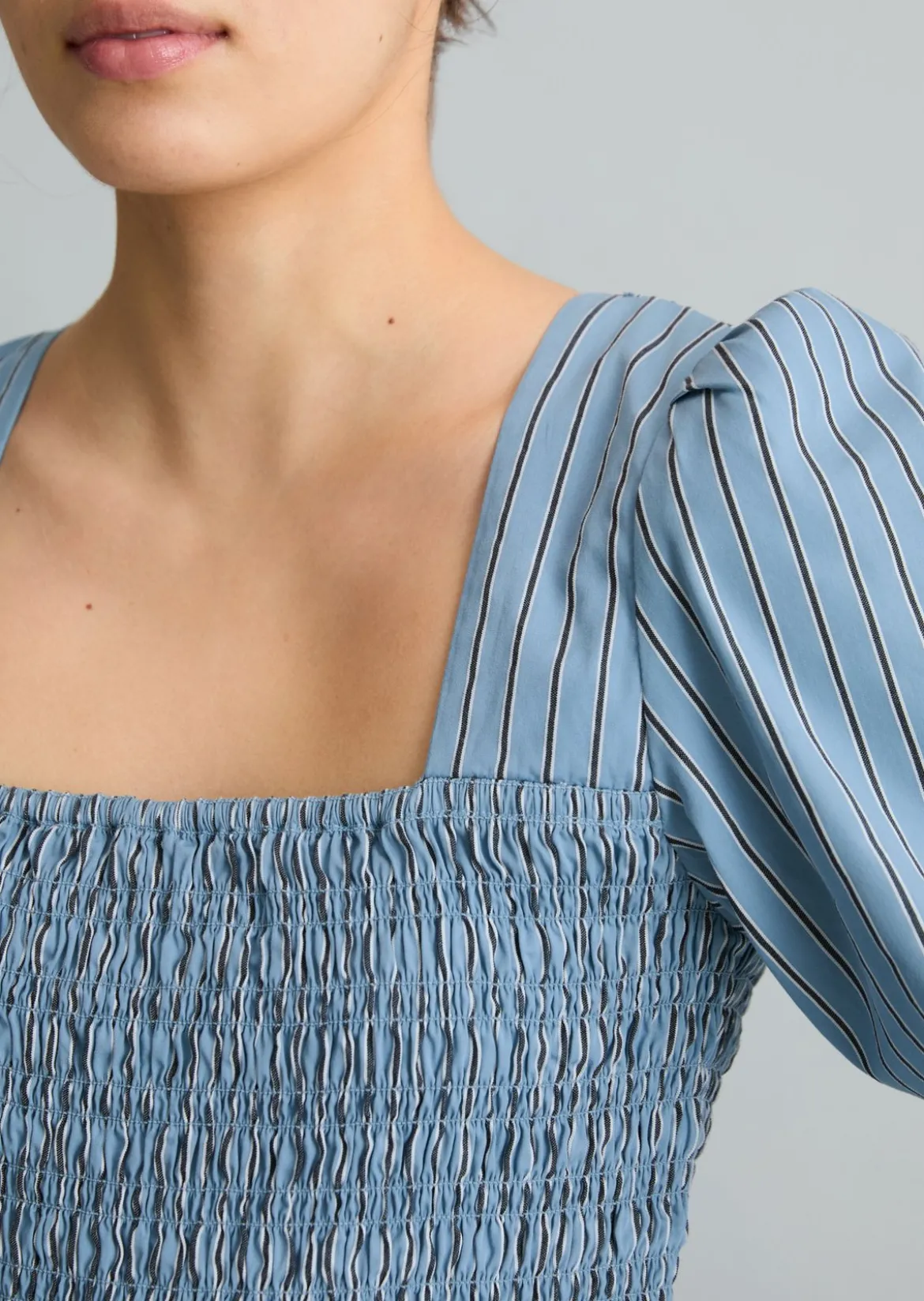 Gestreiftes Kleid mit gesmoktem Oberteil