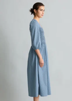 Gestreiftes Kleid mit gesmoktem Oberteil