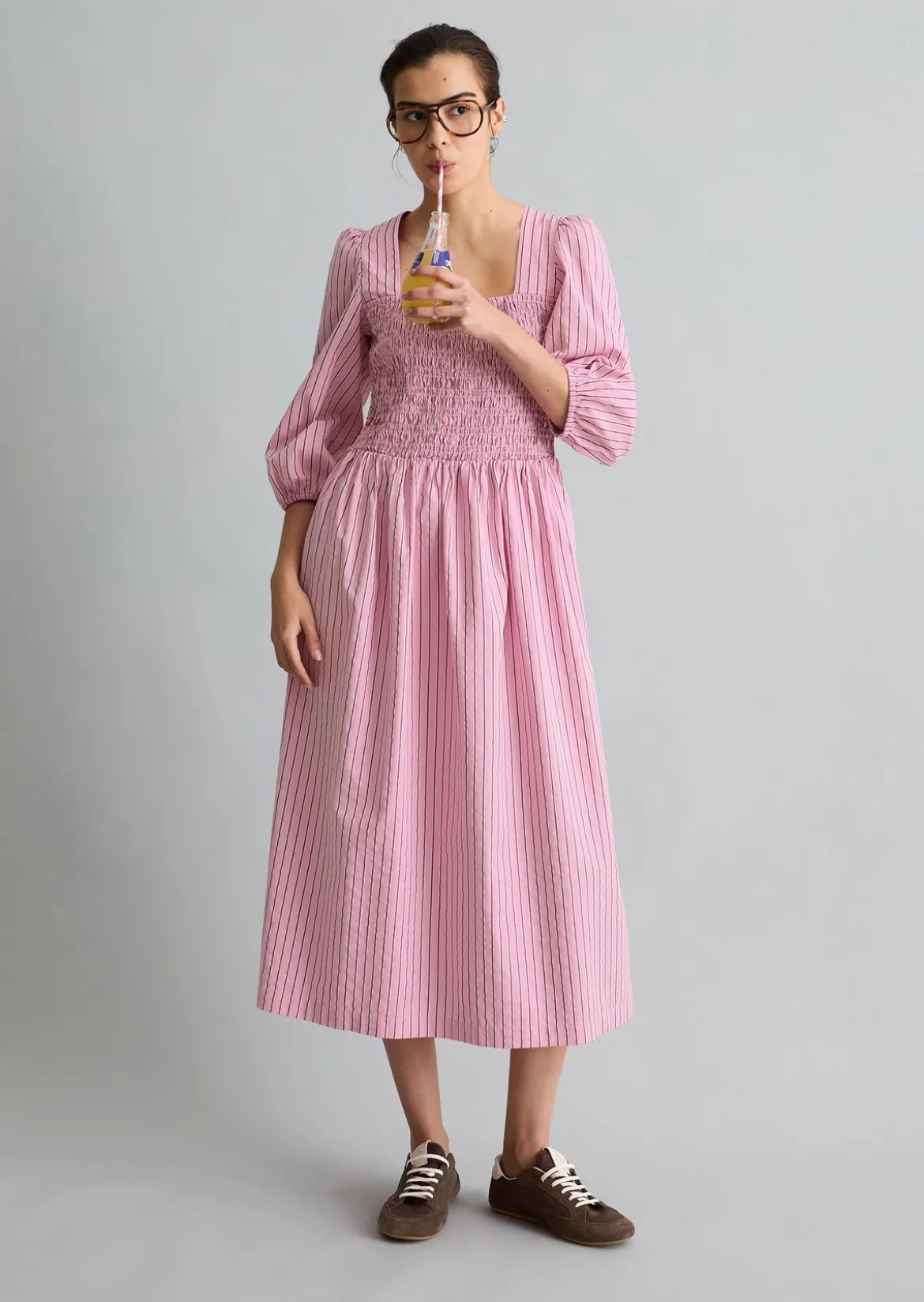 Gestreiftes Kleid mit gesmoktem Oberteil