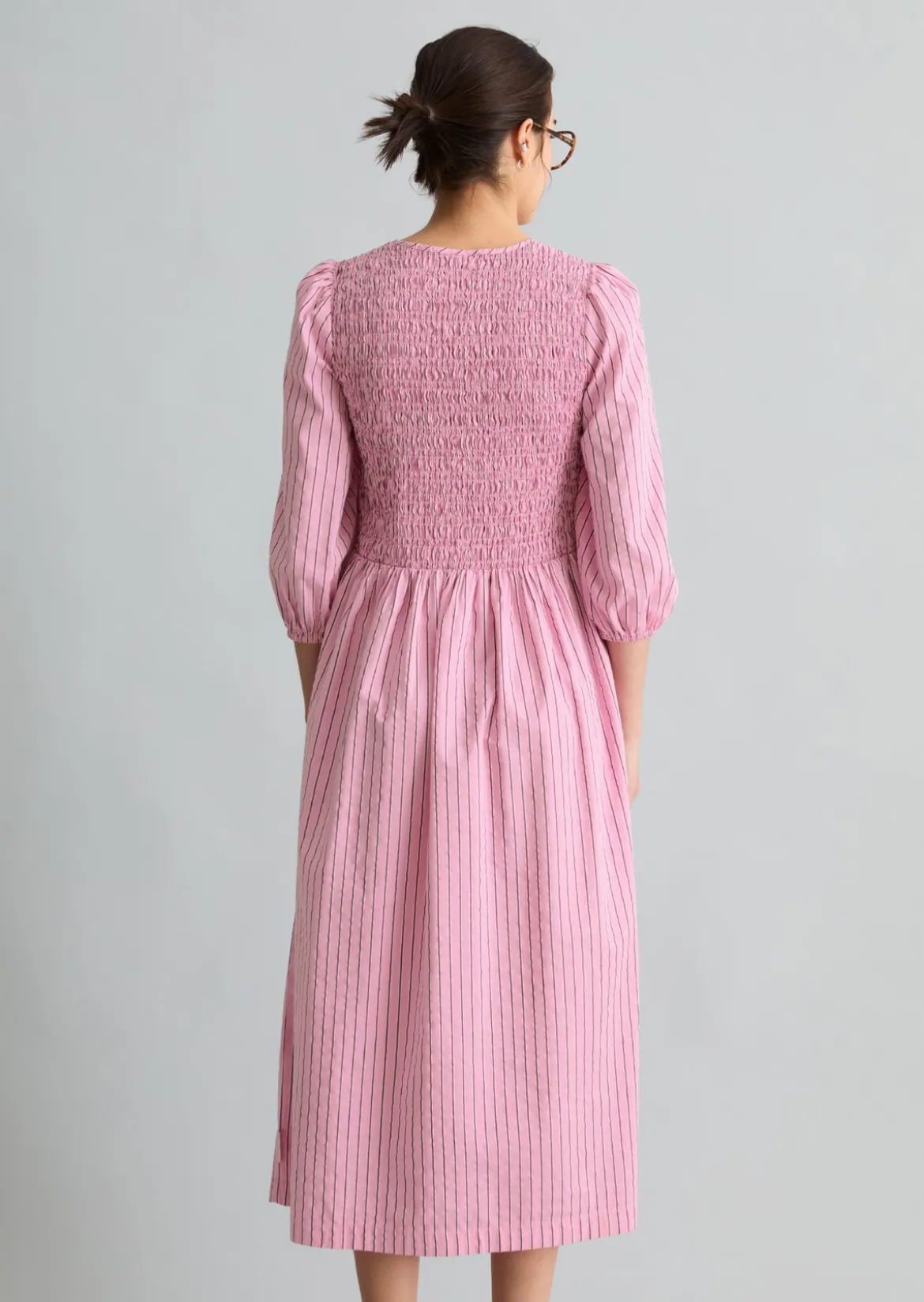 Gestreiftes Kleid mit gesmoktem Oberteil
