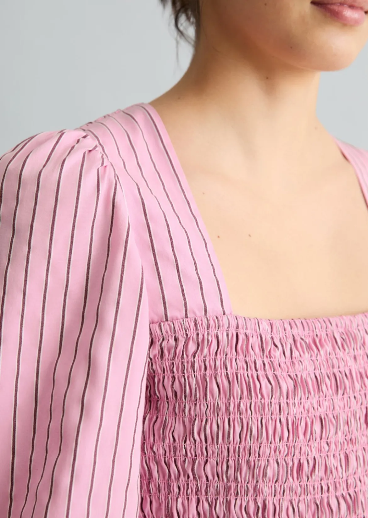 Gestreiftes Kleid mit gesmoktem Oberteil
