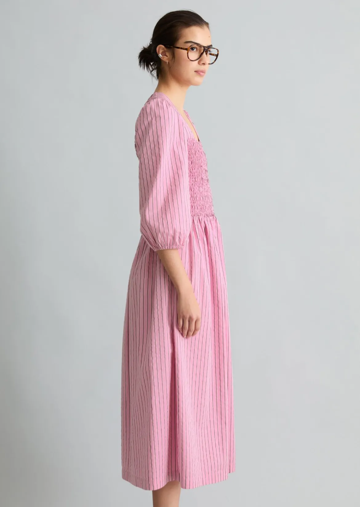 Gestreiftes Kleid mit gesmoktem Oberteil