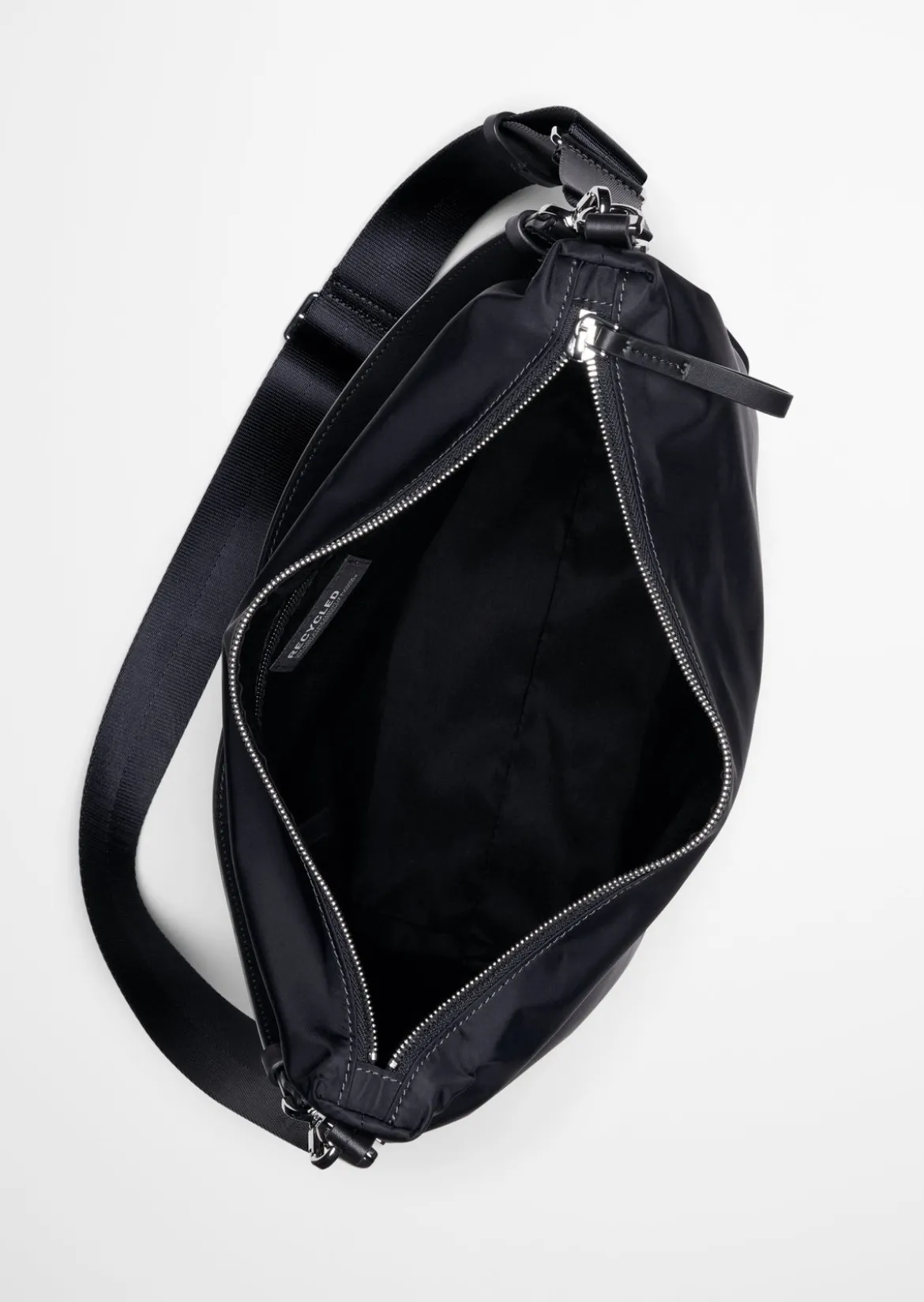 Hobo Bag aus recyceltem Material