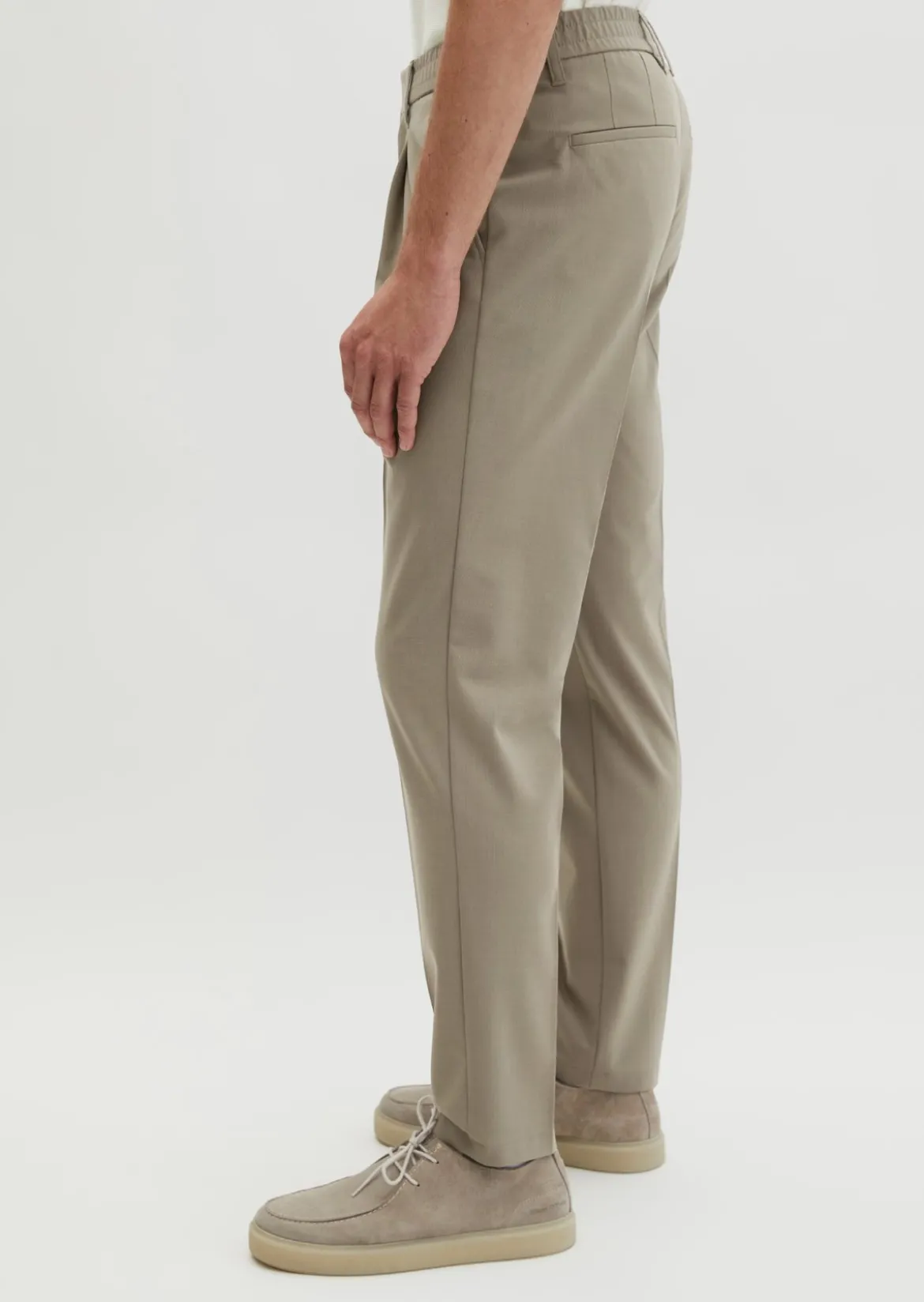 Hose Model Morot Jogger DFB Travel Collection aus leichtem Technical Wool Blend