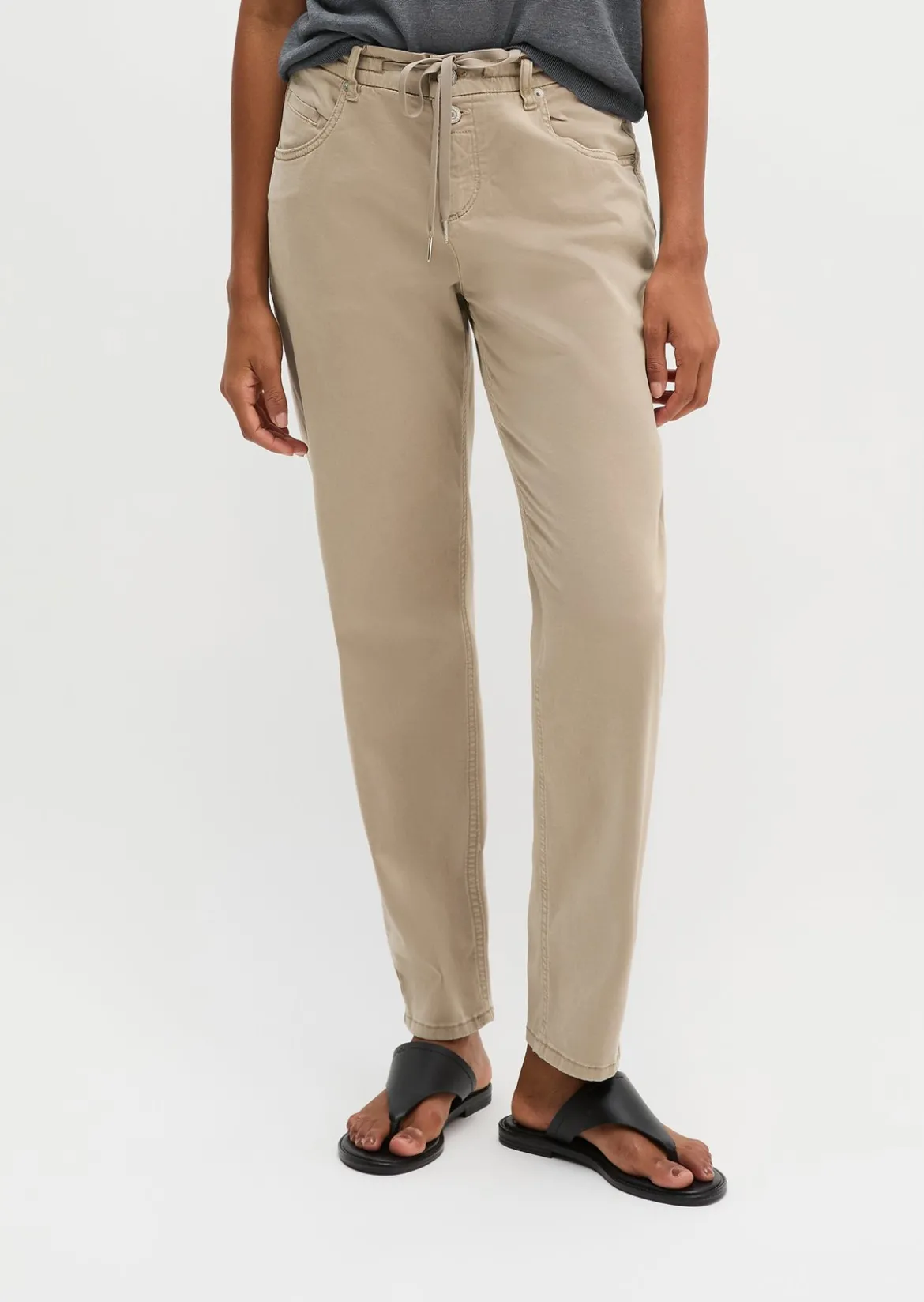Hose Model Theda boyfriend mit TENCEL™ Lyocell