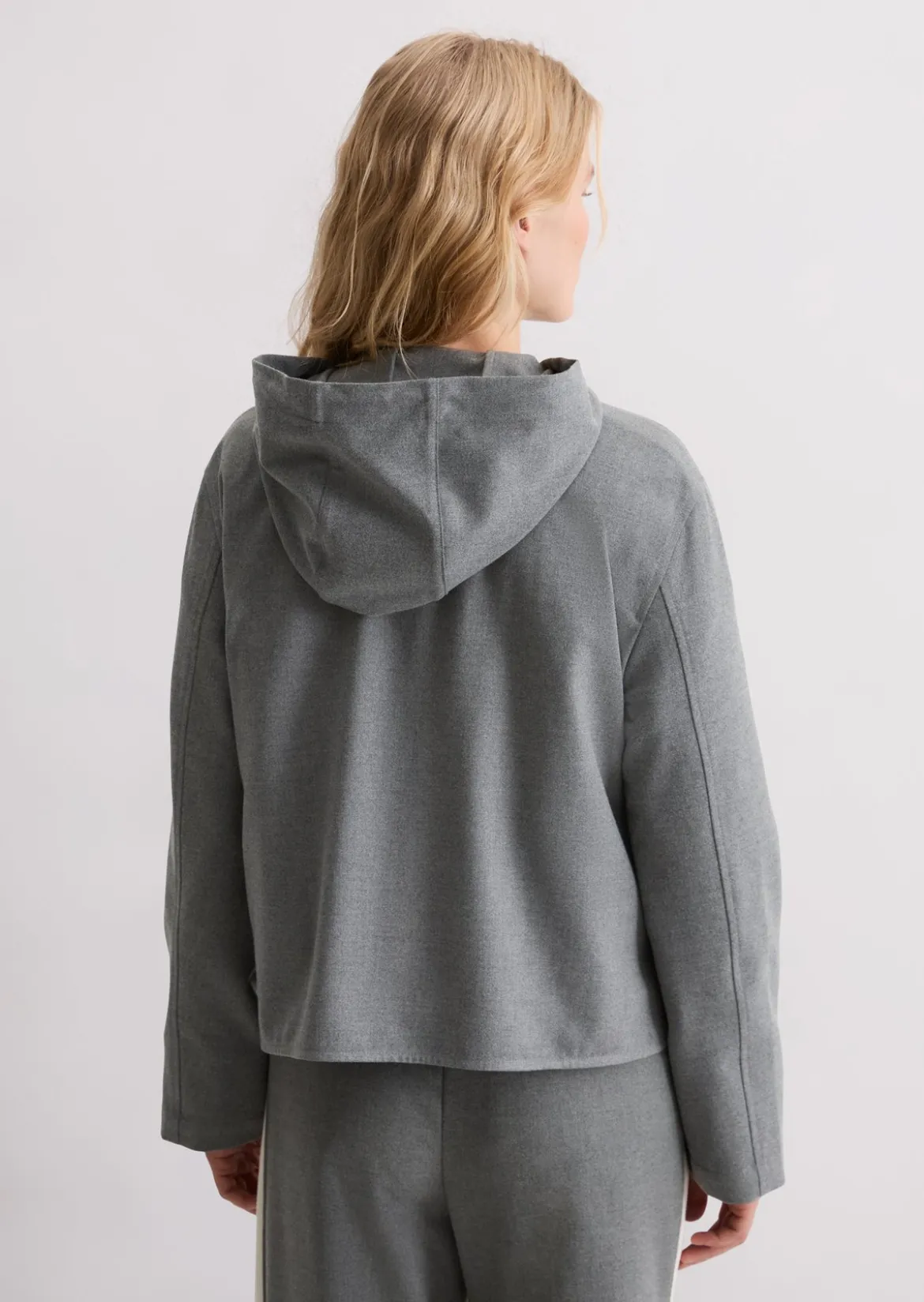 Indoor-Kapuzenjacke regular aus recyceltem Polyester und Viskose