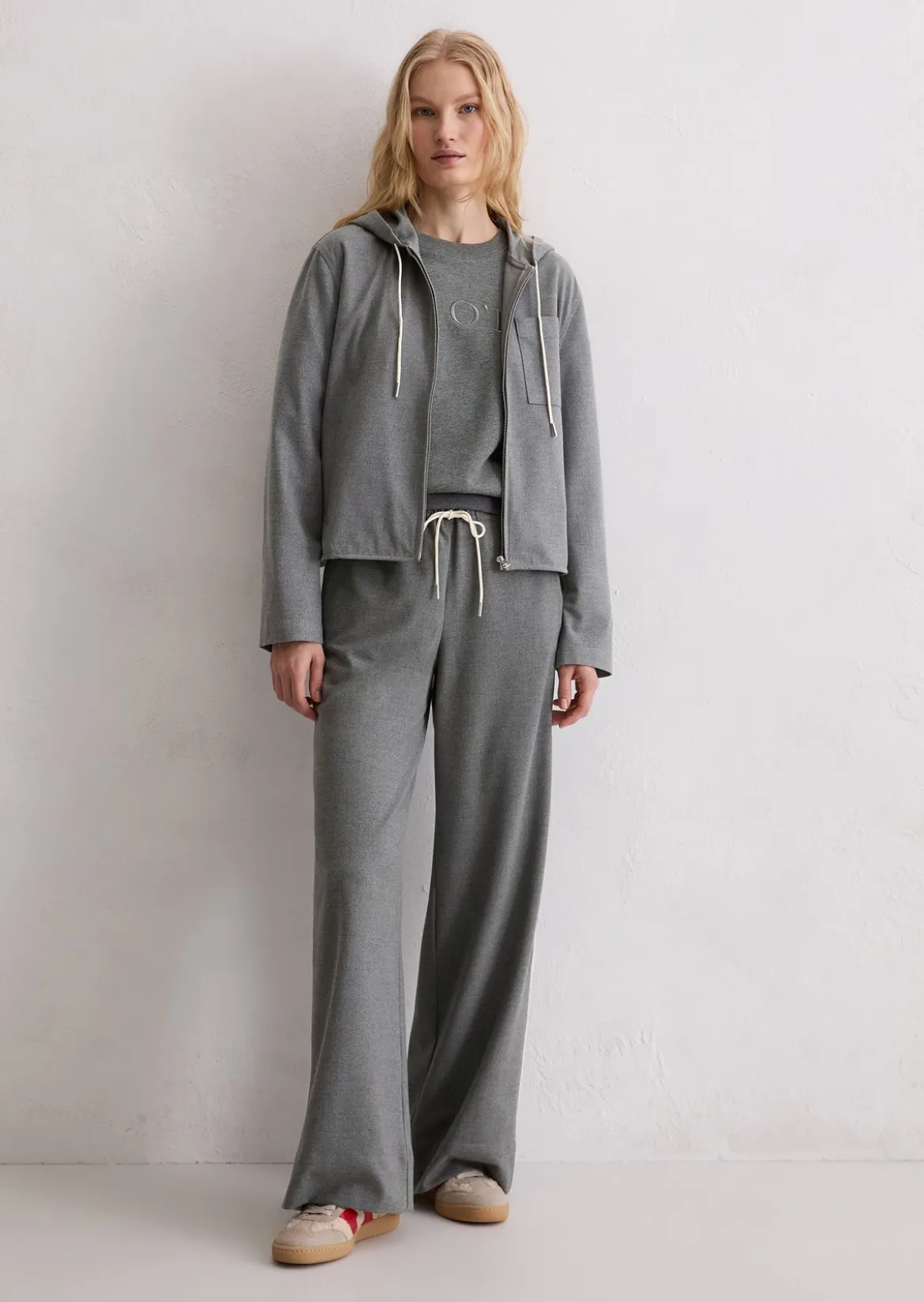 Indoor-Kapuzenjacke regular aus recyceltem Polyester und Viskose