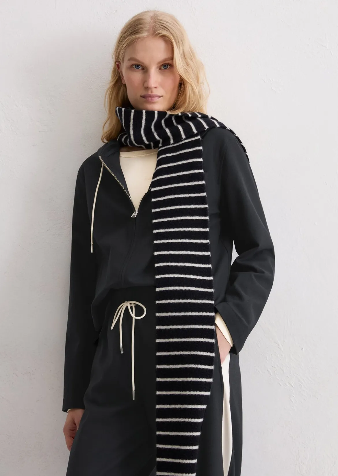 Indoor-Kapuzenjacke regular aus recyceltem Polyester und Viskose