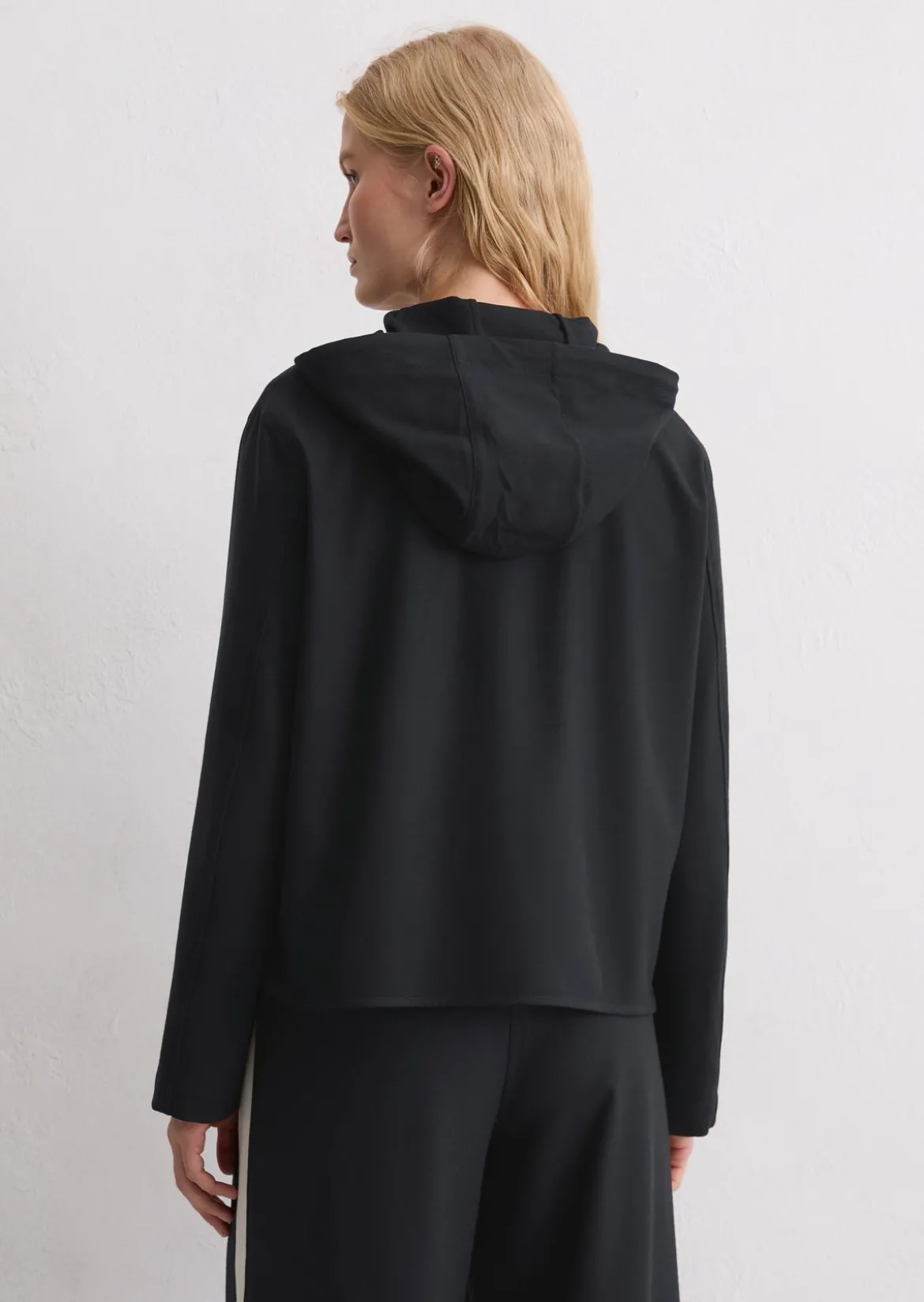Indoor-Kapuzenjacke regular aus recyceltem Polyester und Viskose