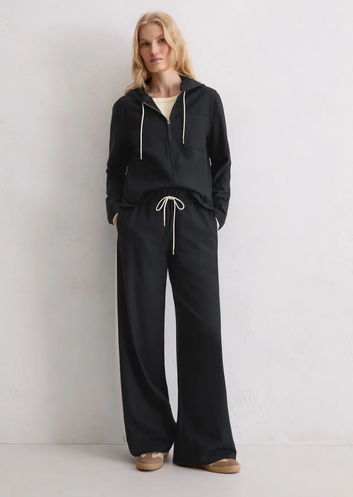 Indoor-Kapuzenjacke regular aus recyceltem Polyester und Viskose