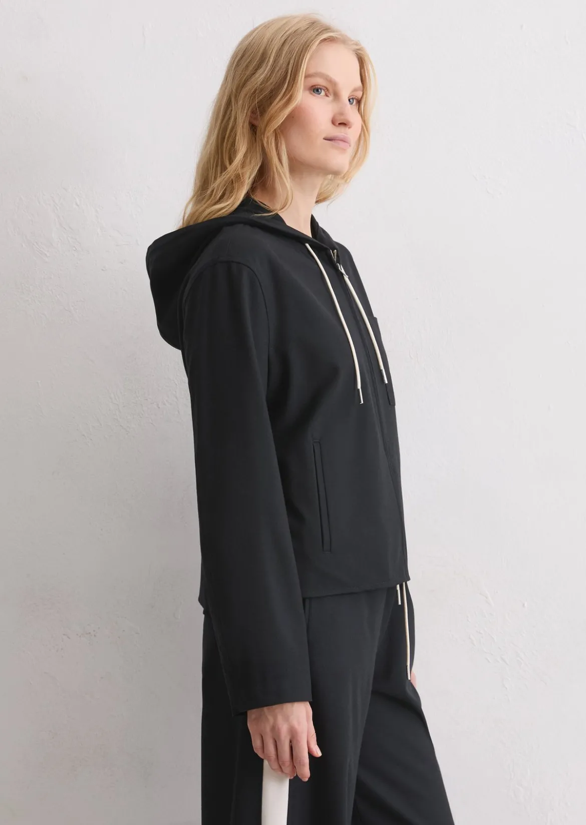 Indoor-Kapuzenjacke regular aus recyceltem Polyester und Viskose