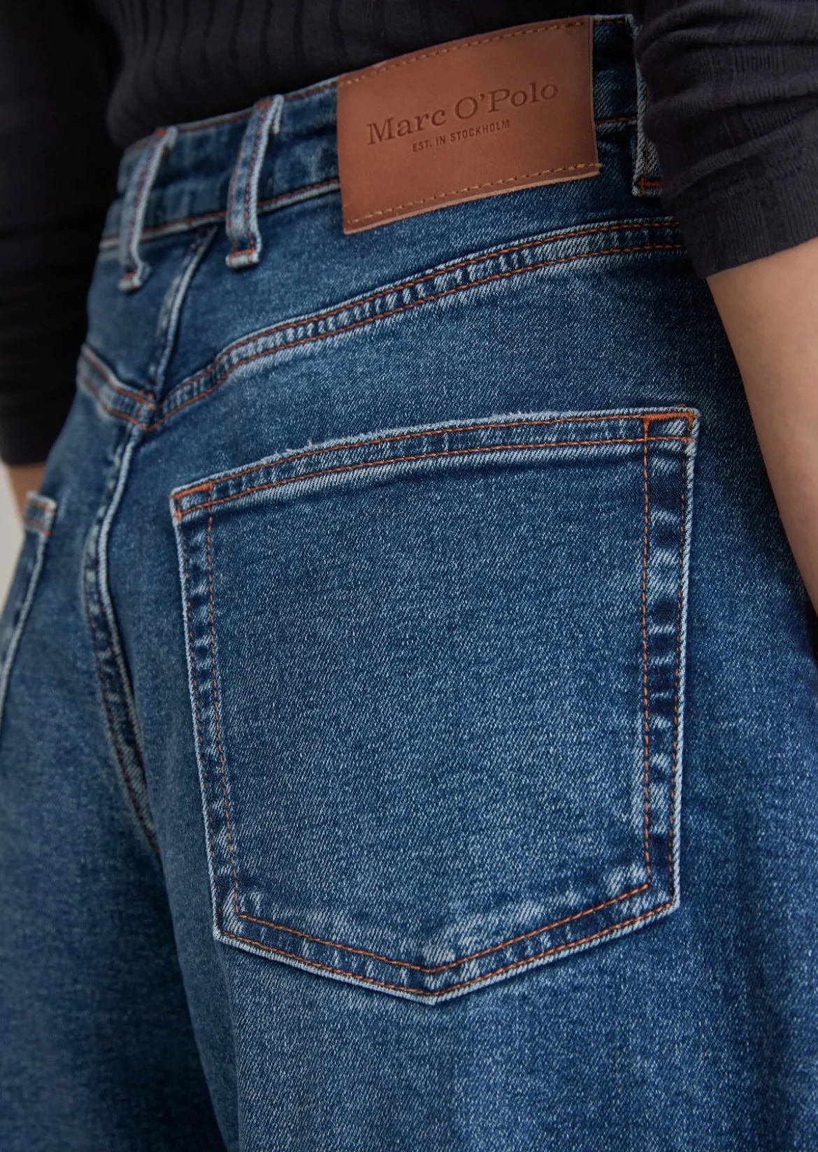 Jeans Model Lara barrel cropped aus Organic Cotton Stretch mit recyceltem Polyester