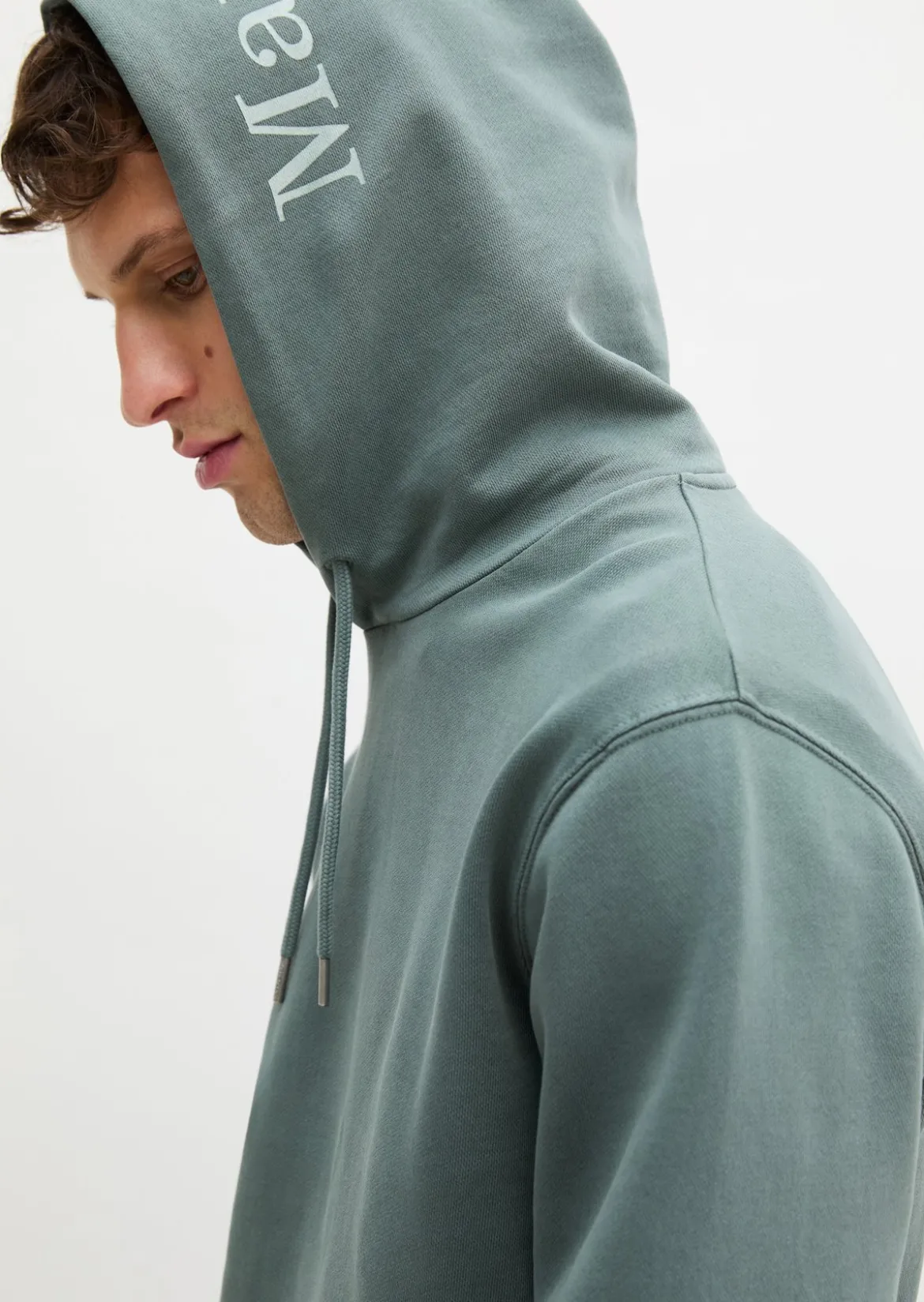 Kapuzen-Sweatshirt regular garment-dyed mit Logo-Print auf der Kapuze