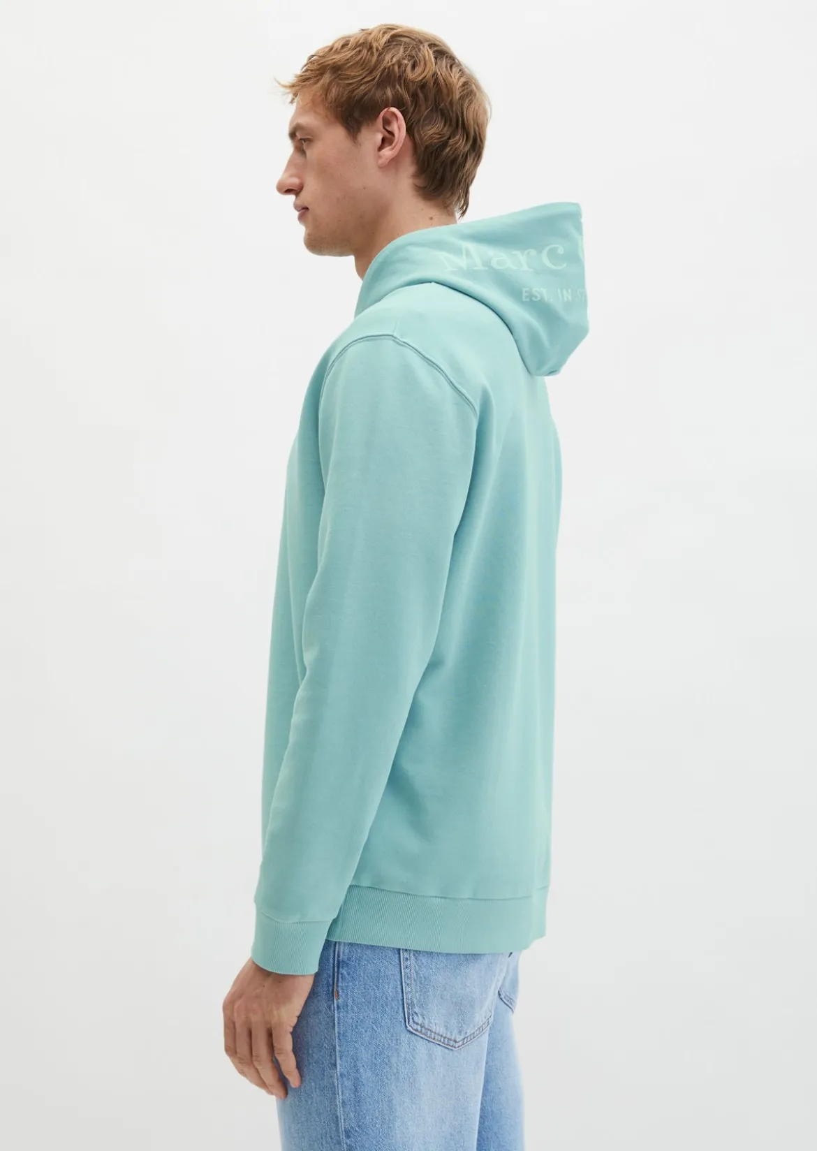 Kapuzen-Sweatshirt regular garment-dyed mit Logo-Print auf der Kapuze