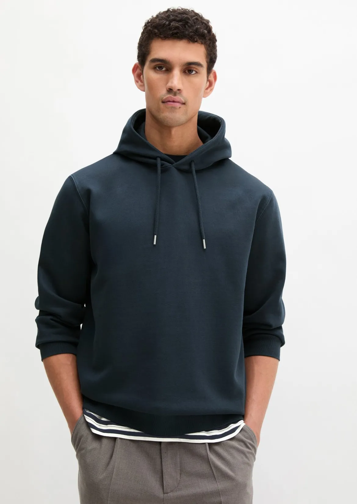 Kapuzen-Sweatshirt regular garment-dyed mit Logo-Print auf der Kapuze