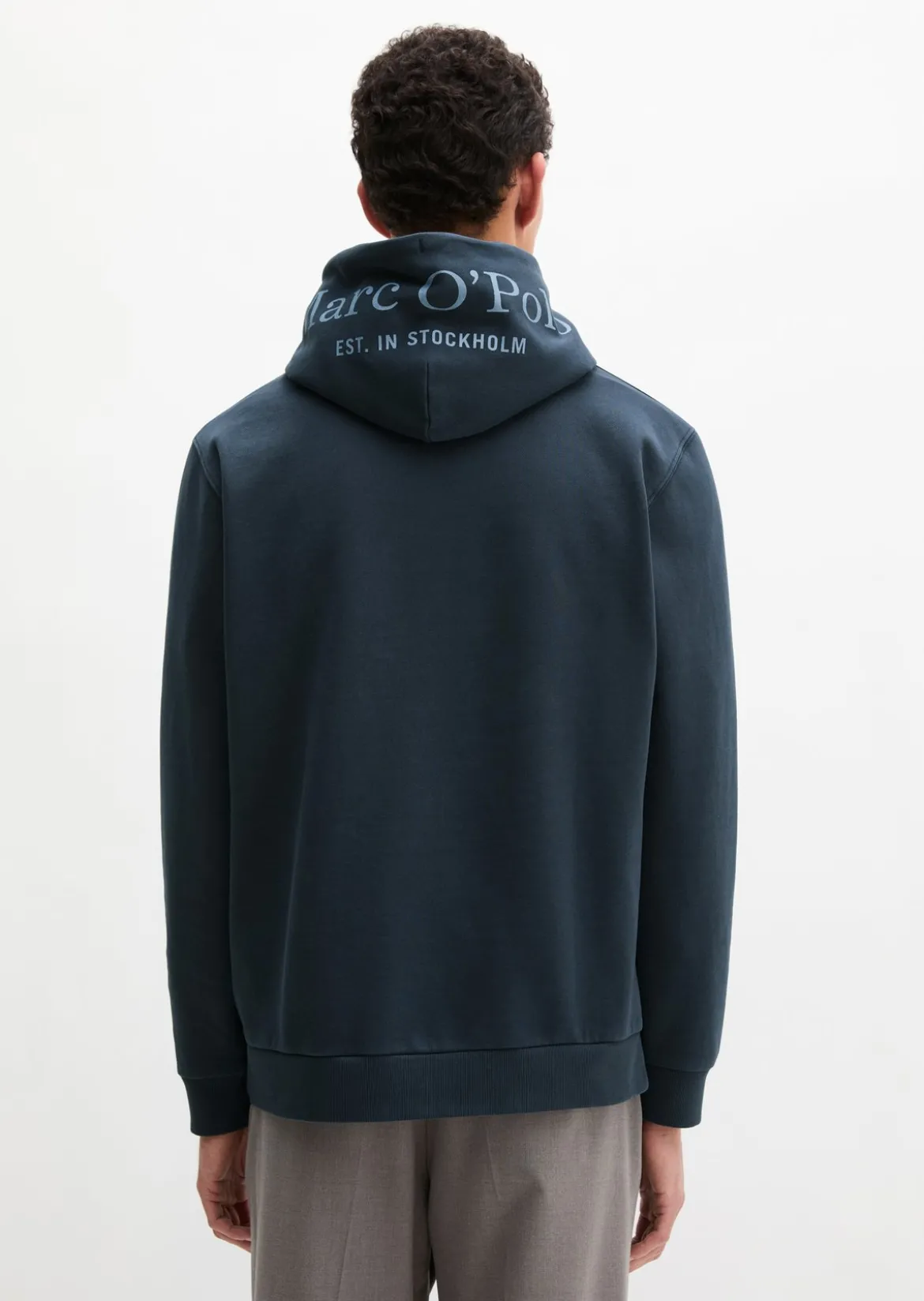 Kapuzen-Sweatshirt regular garment-dyed mit Logo-Print auf der Kapuze