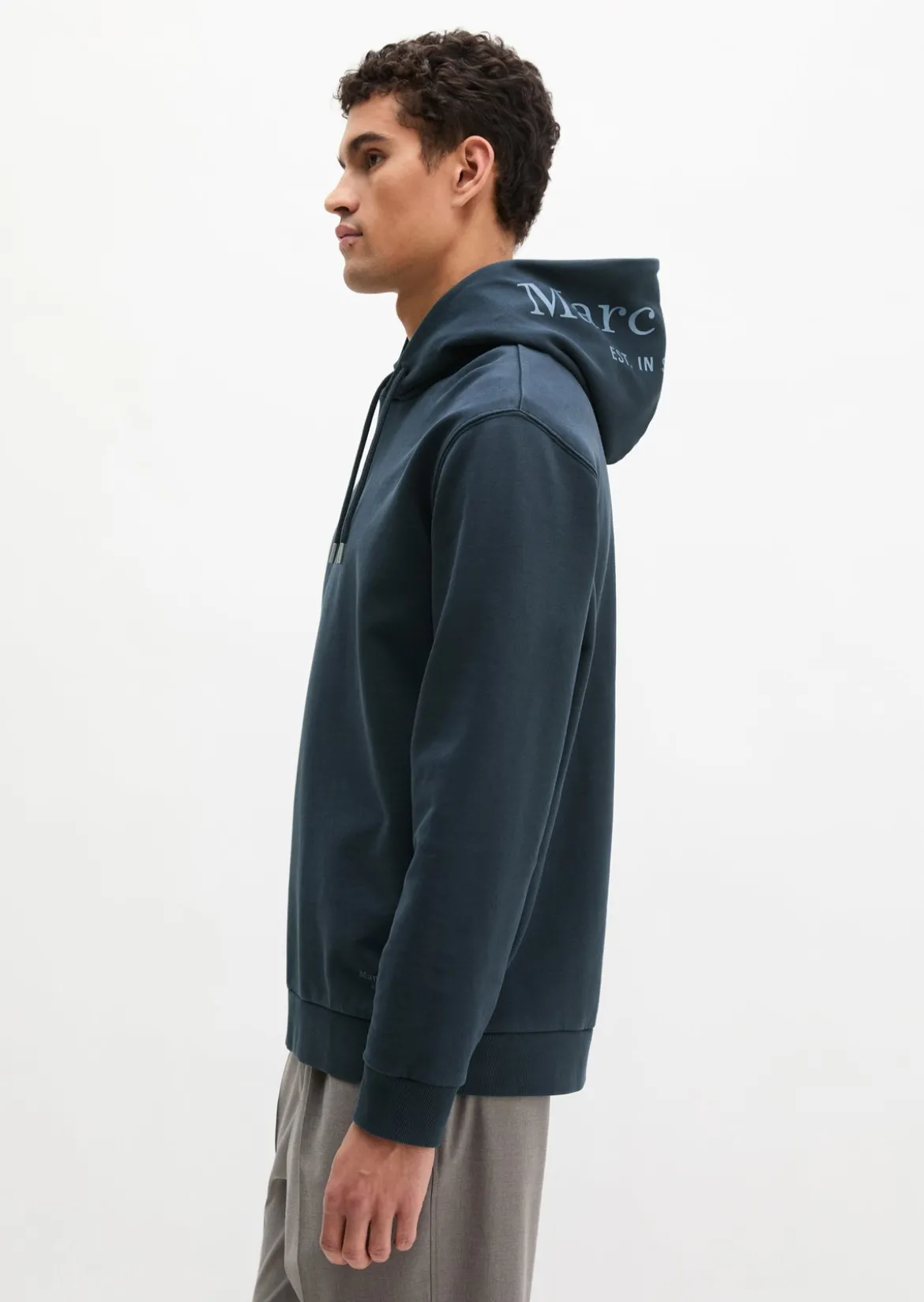 Kapuzen-Sweatshirt regular garment-dyed mit Logo-Print auf der Kapuze
