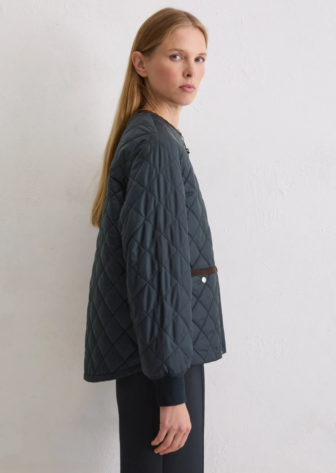 Kragenlose Steppjacke relaxed aus recyceltem Polyester