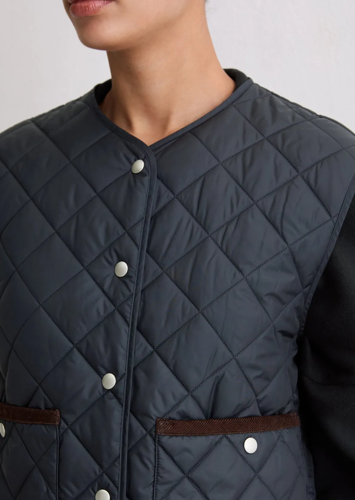 Kragenlose Steppweste regular aus recyceltem Polyester