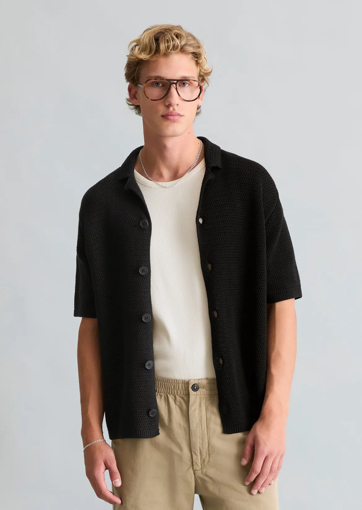 Kurzarm-Strickjacke relaxed mit Lochstruktur
