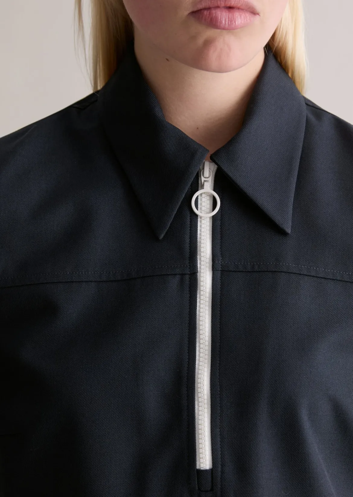Kurzes Kleid relaxed aus recyceltem Polyester mit Viskose
