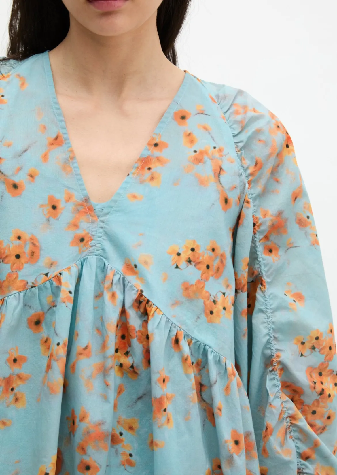 Kurzes Sommerkleid loose aus bedrucktem Baumwoll-Voile