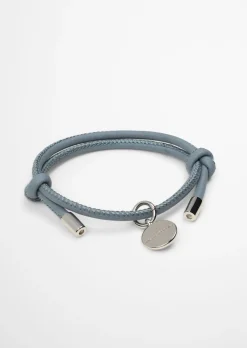 Lederarmband mit Logo-Metallplättchen