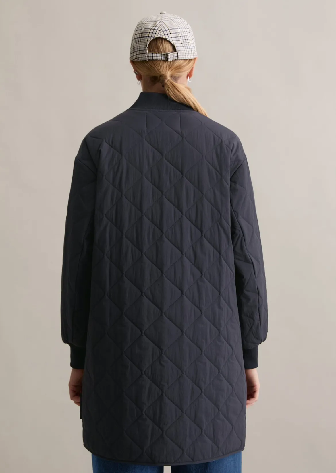 Leichter Steppmantel relaxed aus recyceltem Nylon