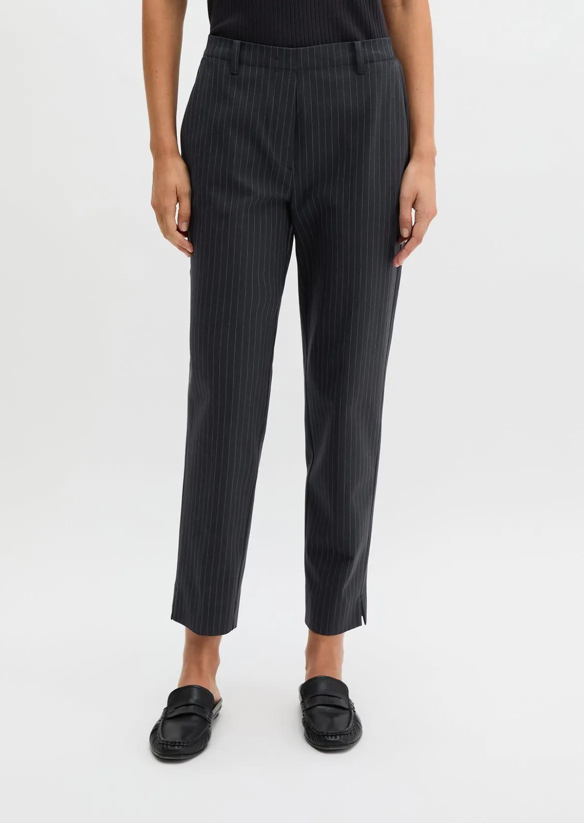 Nadelstreifen-Hose Model Malin slim aus garngefärbtem Organic-Cotton-Viskose-Mix