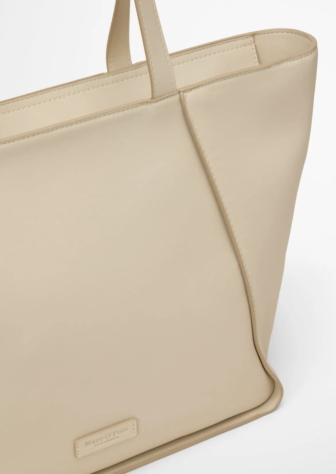 Shopper aus einer Lederalternative aus recyceltem Polyester