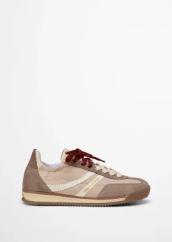 Sneaker Model Mila mit unterschiedlichen Schnürsenkeln