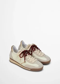 Sneaker Model Mila mit unterschiedlichen Schnürsenkeln