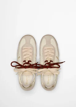 Sneaker Model Mila mit unterschiedlichen Schnürsenkeln