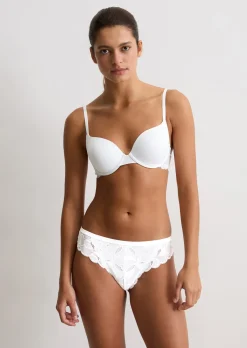 String mit zarter Spitze
