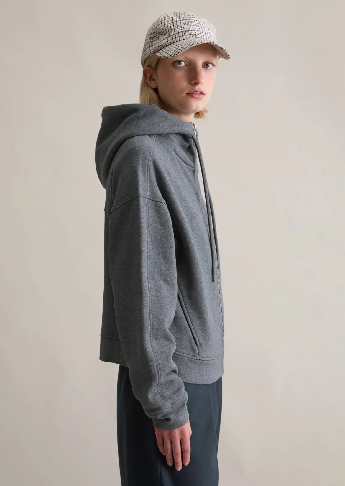 Sweatjacke mit Kapuze relaxed mit kuschelig gerauter Innenseite