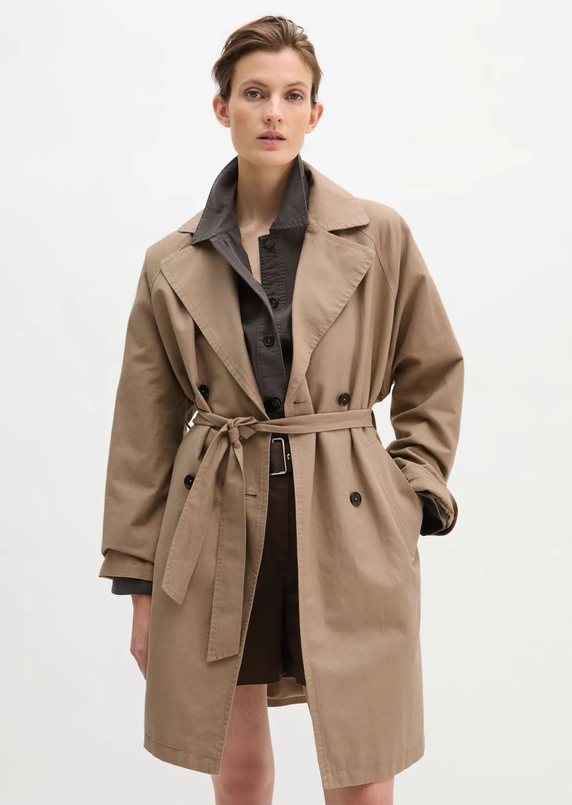 Trenchcoat regular in lässigem Baumwoll-Crinkle-Mix