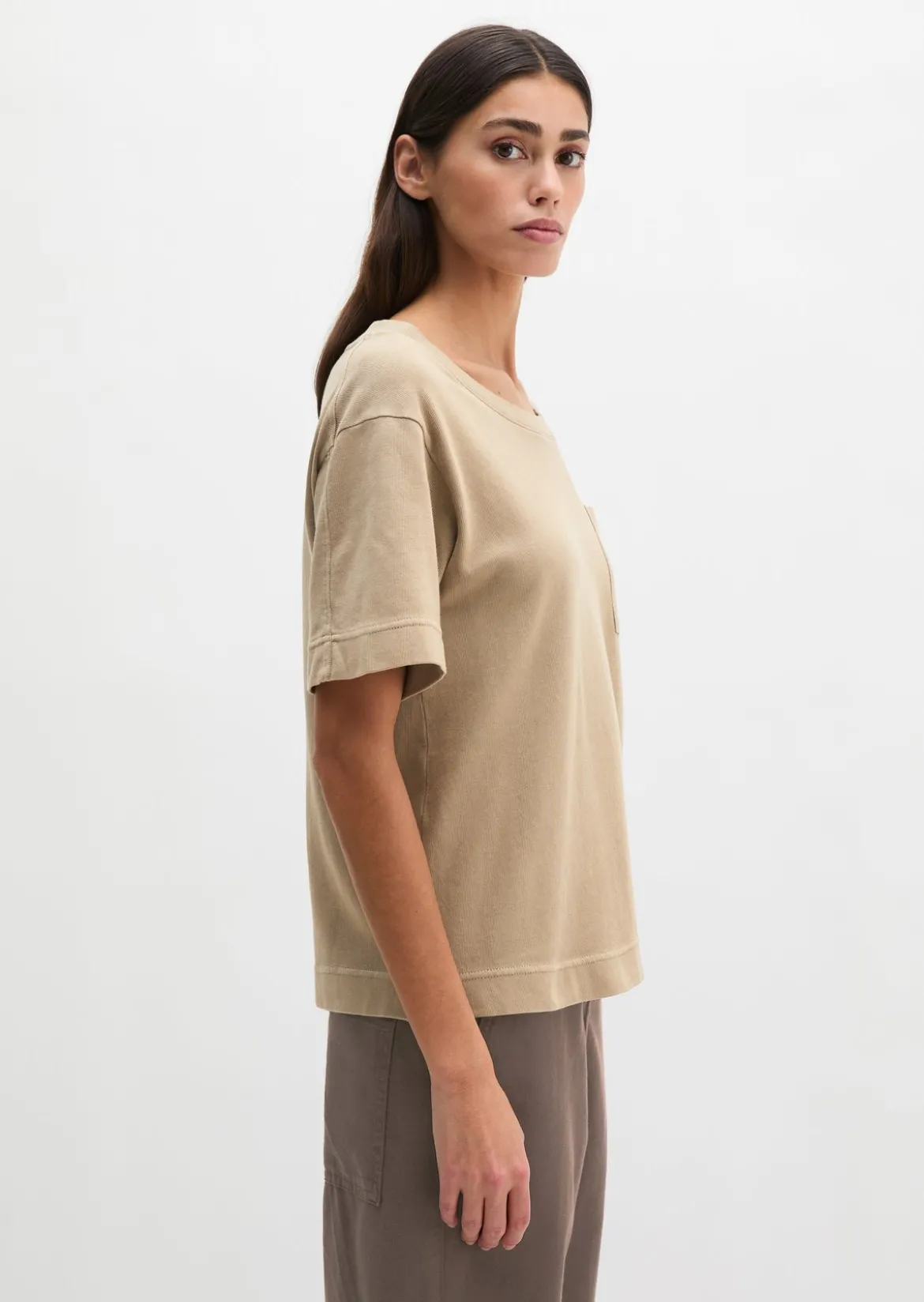 T-Shirt loose mit aufgesetzter Satin-Tasche