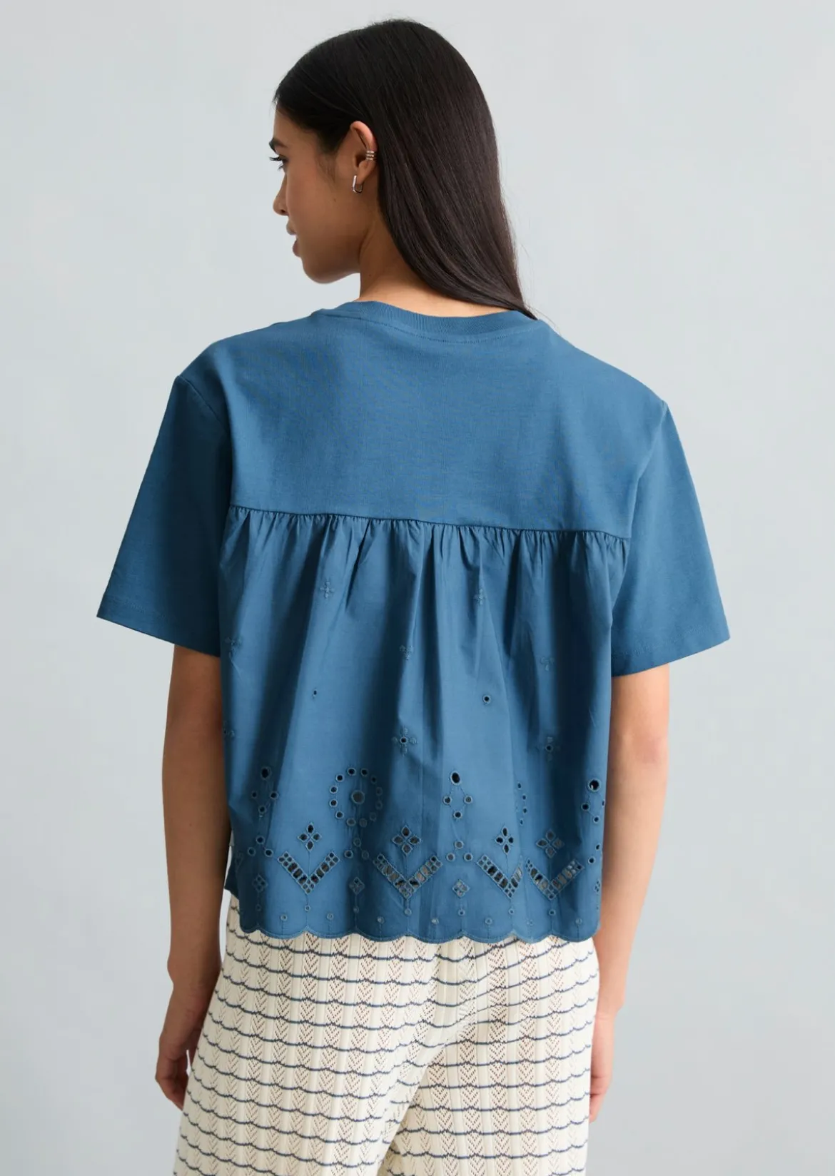 T-Shirt mit Broderie Anglaise relaxed aus Material-Mix