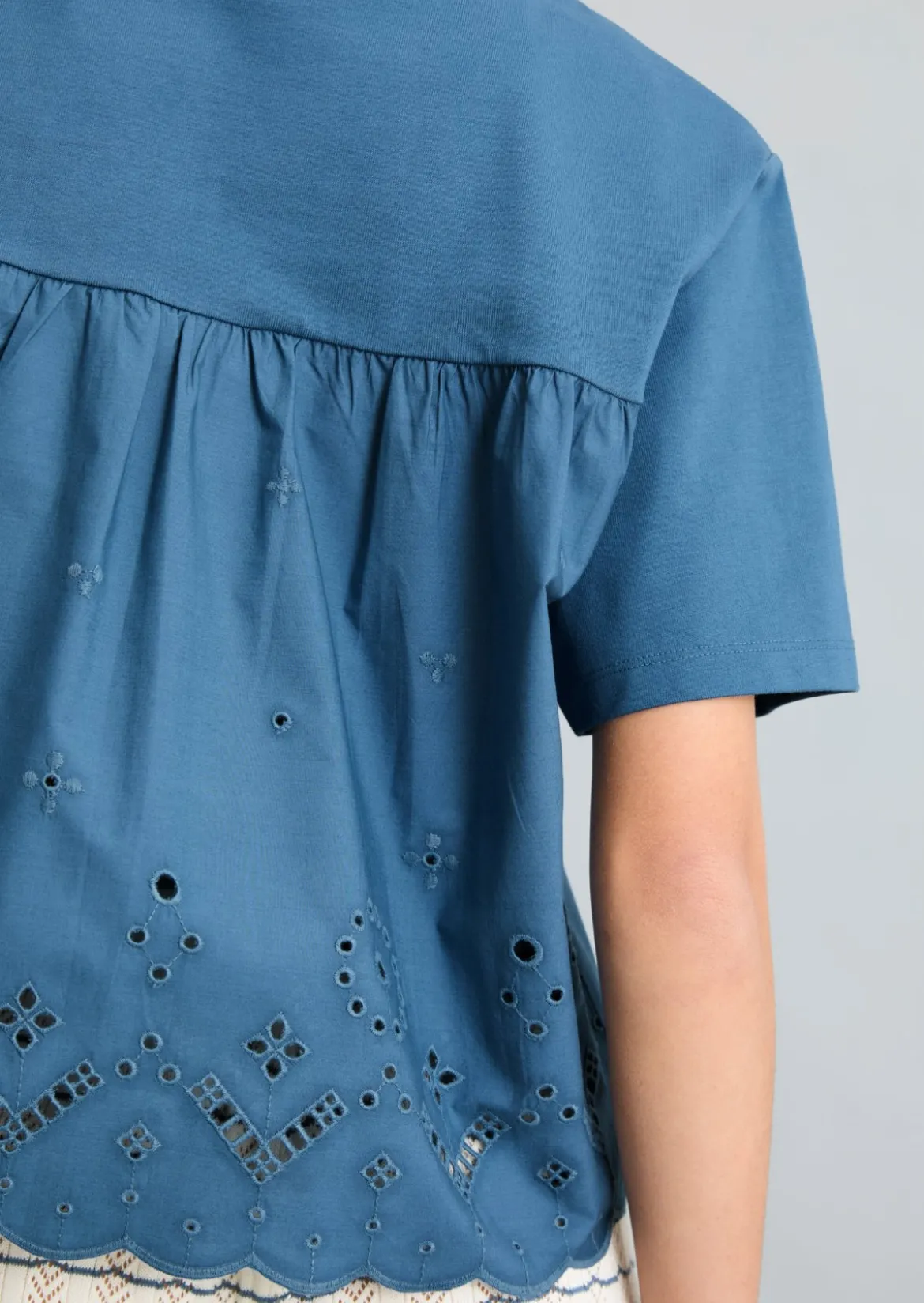 T-Shirt mit Broderie Anglaise relaxed aus Material-Mix