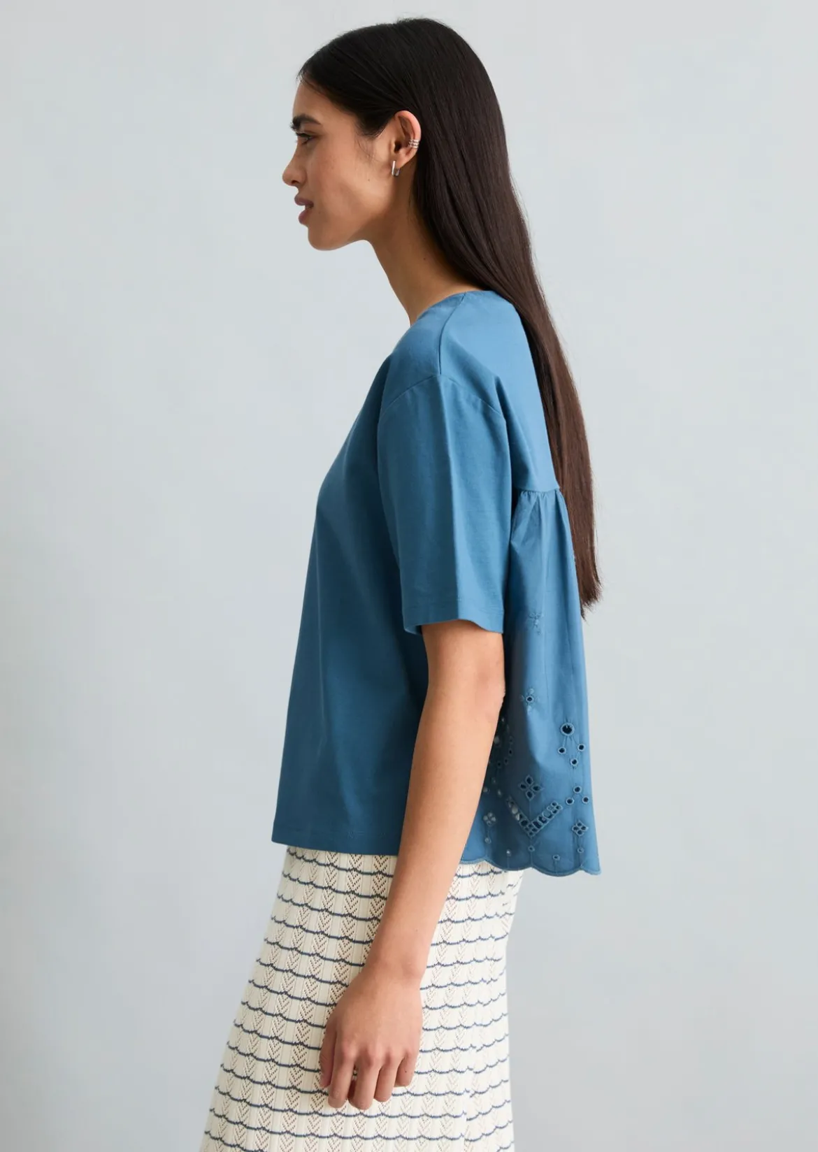 T-Shirt mit Broderie Anglaise relaxed aus Material-Mix