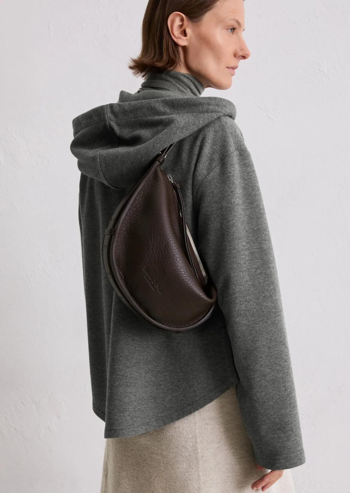 Umhängetasche medium im Slouchy-Shape mit festem Boden