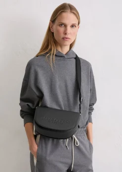 Umhängetasche small aus einer Lederalternative aus recyceltem Polyester